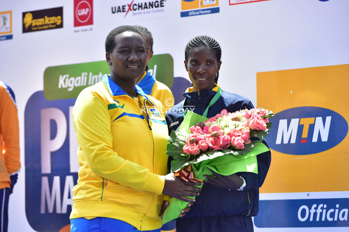 Minisitiri w'umuco na Siporo Uwacu Julienne atanga igihembo ku mukobwa wasize abandi muri Marathon