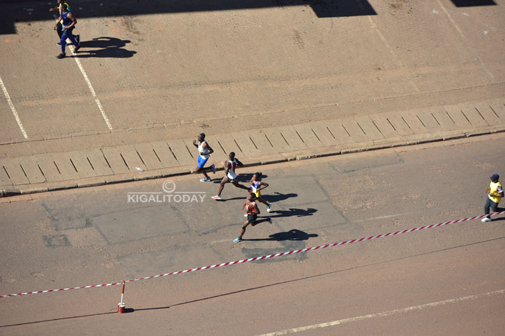 Nyirarukundo Salome wa kabiri ibumoso ahatana n'abandi