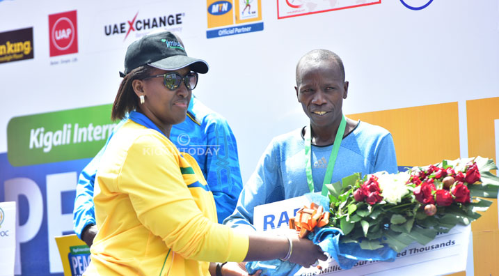 Madamu Jeannette Kagame ahemba umukinnyi wa mbere muri Marathon