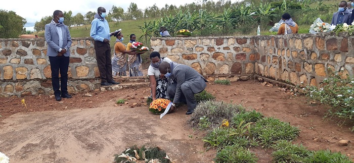 Ba visi meya b'akarere ka Kirehe bashyira indabo ahashyinguye imibiri y'abazize Jenoside bashyinguye mu rwibutso rwa Rugarama