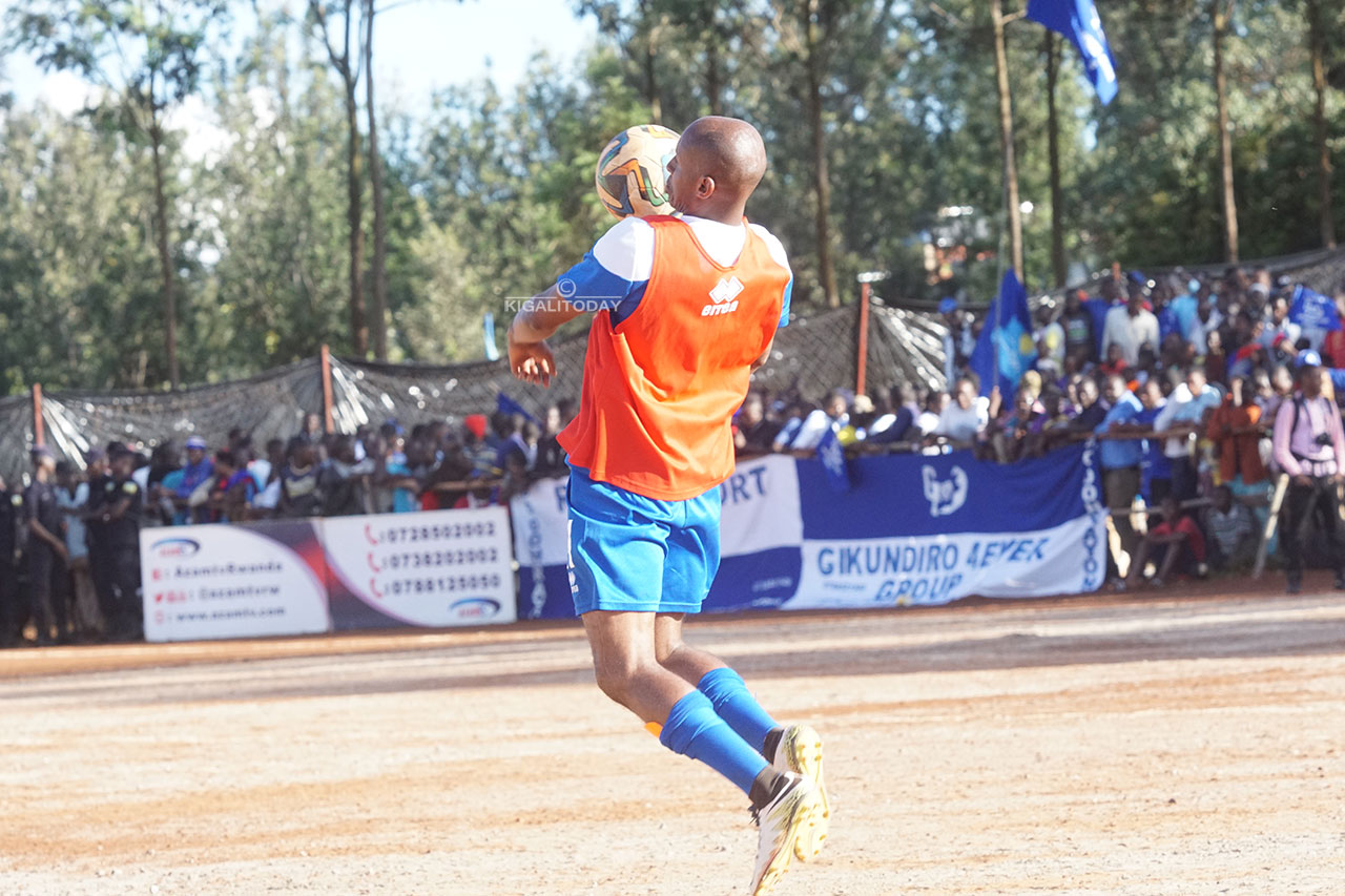 Mwiseneza Djamal yishyushya, gusa ntiyaje kujya mu kibuga