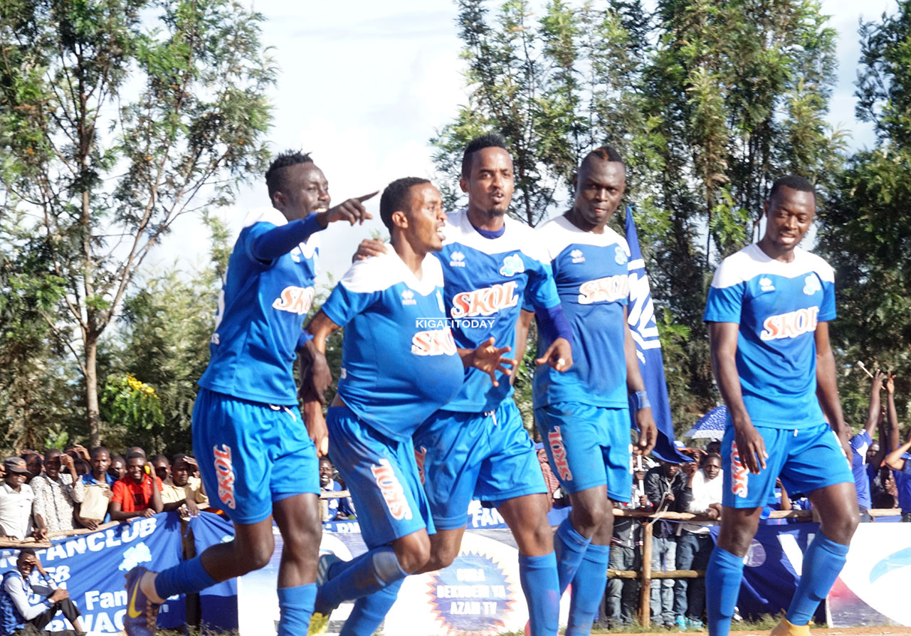 Abakinnyi ba Rayon Sports bafasha Eric Rutanga kwishimira igitego