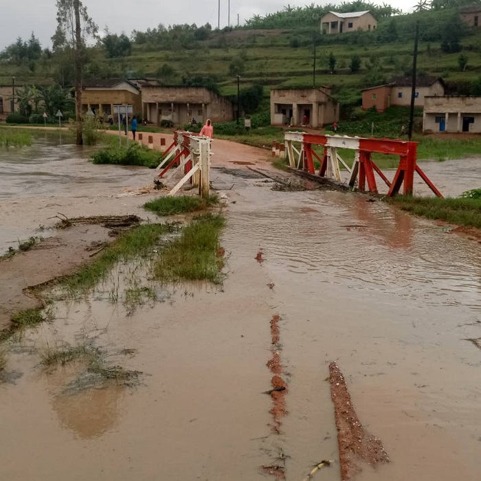 Umugezi wa Kiryango uhuriramo imigezi itandukanye uruzura ugakwira mu muhanda