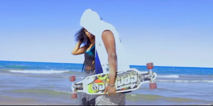 Umuhanzi Kitoko afite Skete Board ku musenyi wo ku kiyaga (Plage)