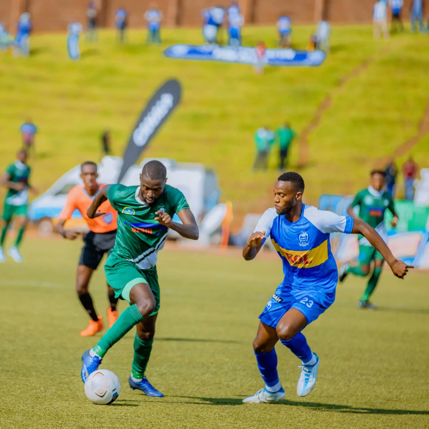 Iradukunda Bertrand wa Kiyovu Sports ahanganye na Mitima Isaac wa Rayon Sports