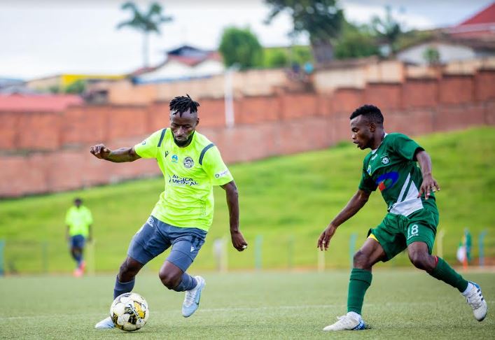 Shaban Hussein Tshabalala wa AS Kigali (ufite umupira) ahanganye na Fred Muhozi wa Kiyovu Sports (wambaye18)