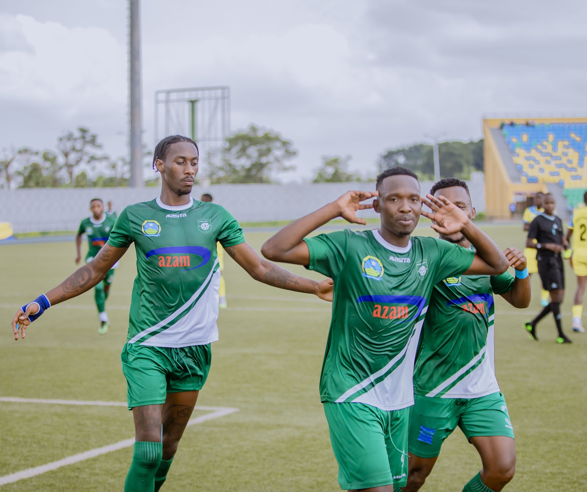 Nubwo hanze y'ikibuga bitameze neza ariko mu kibuga ikipe ikomeje kwitwara neza 