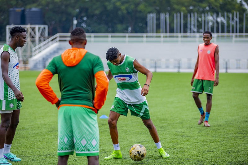 Myugariro Twahirwa Olivier afite umupira