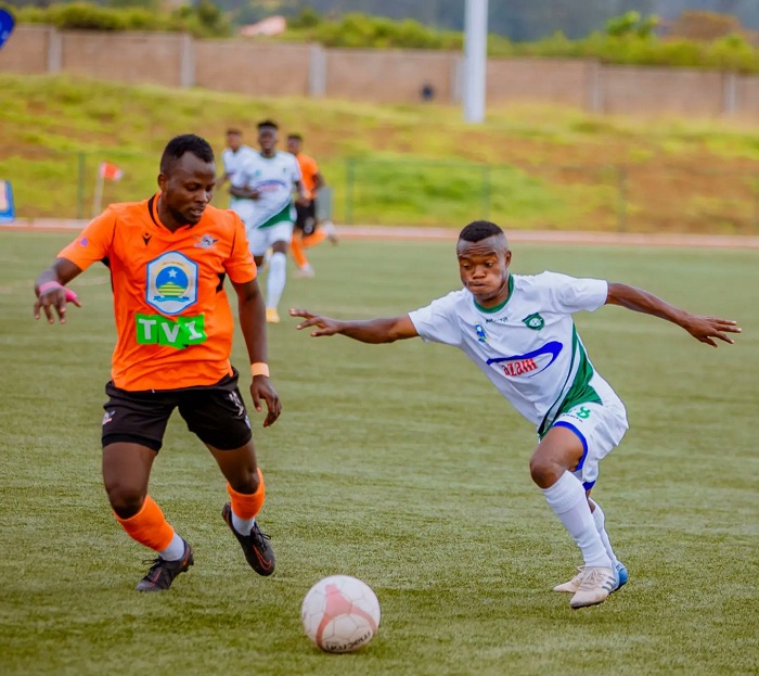 Bumwe mu buryo bukomeye bwa Kiyovu Sports bwageragejwe na Muhozi Fred(wambaye icyatsi n