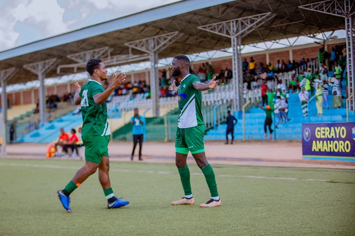 Iradukunda Bertrand afatanya na Bigirimana Abedi kwishimira igitego