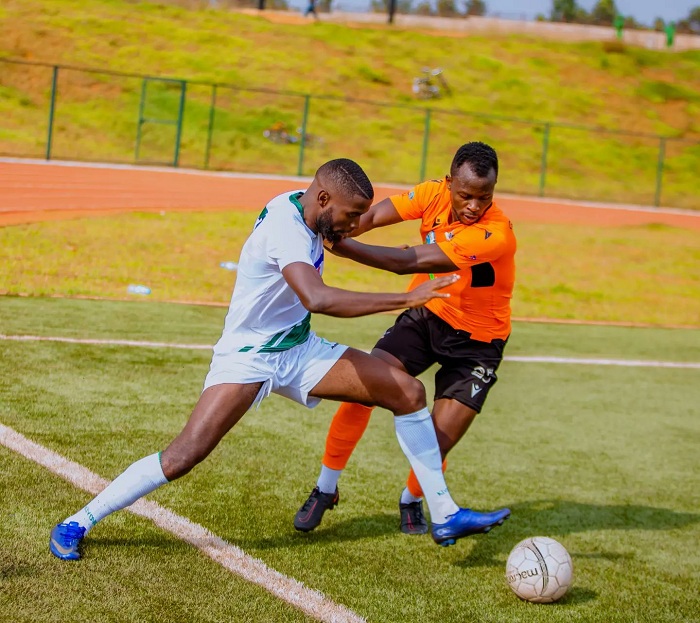 Iradukunda Jean Bertrnad ahanganiye umupira