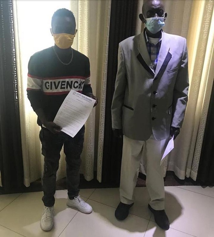 Kapiteni wa Kiyovu Sports Serumogo Ally ubwo yongeraga amasezerano ni aha icyo gikorwa cyabereye