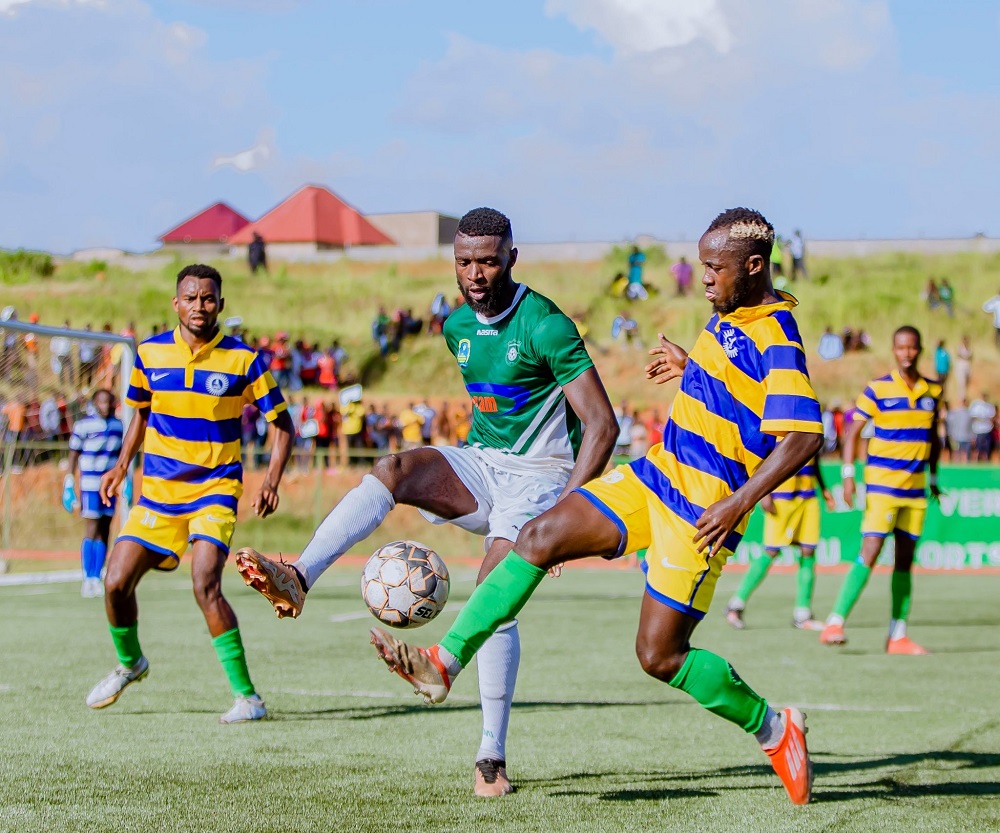Iradukunda Bertrand wa Kiyovu Sports ahanganiye umupira na WANJI Pius wa Sunrise FC