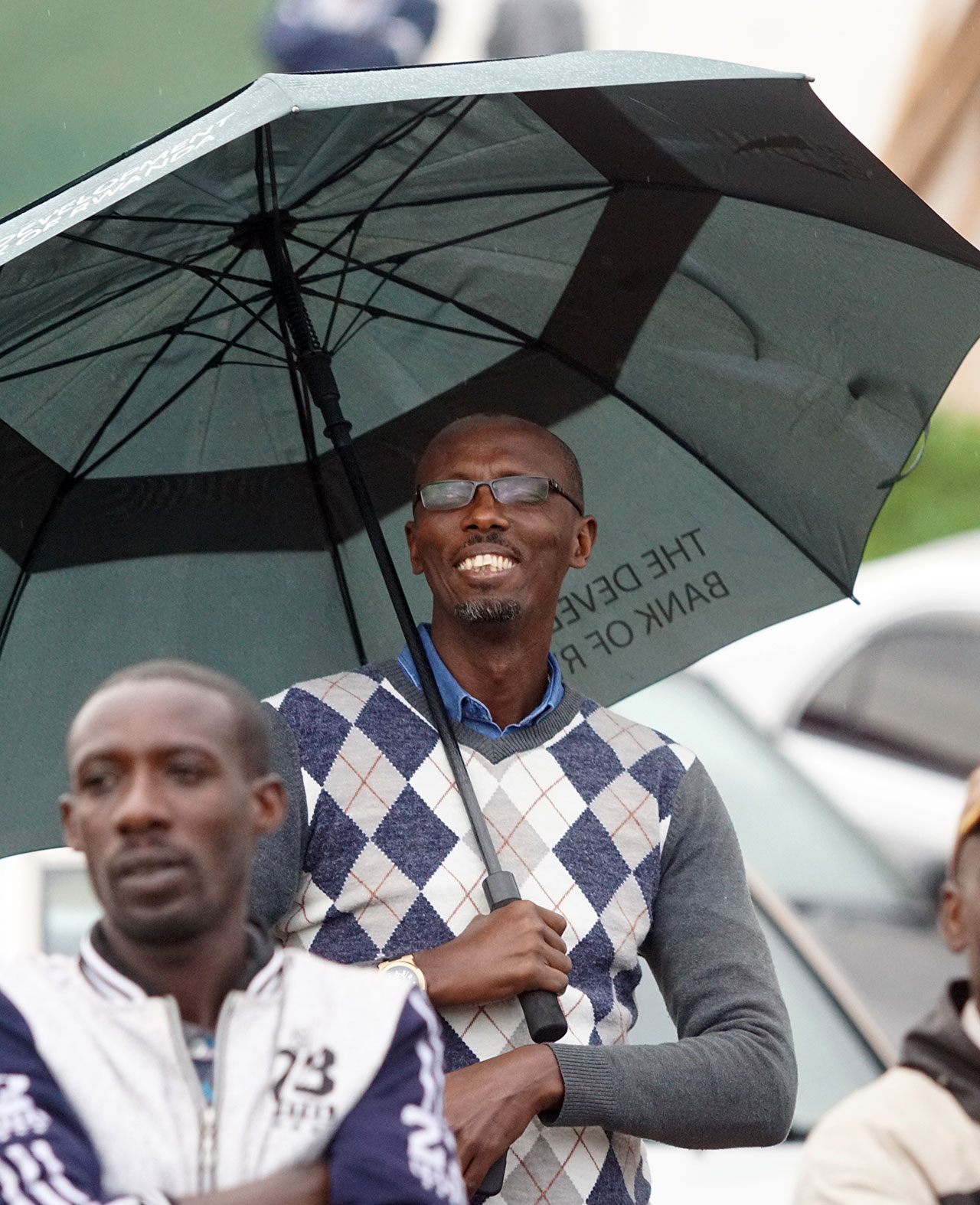 Eric Nshimiyimana utoza AS Kigali, yafashe umutaka nawe aza kureba umupira