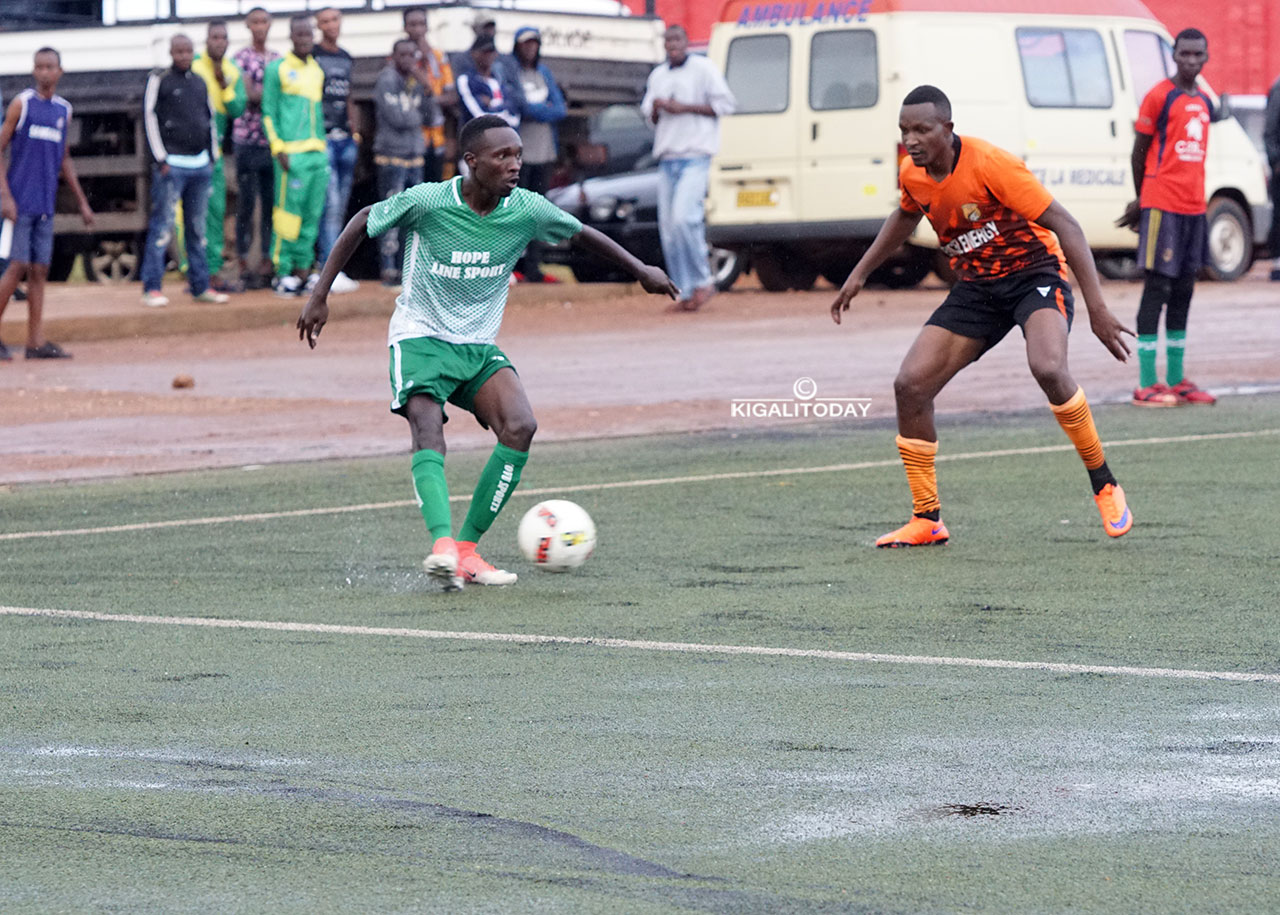 Nizeyimana Djuma wa Kiyovu yari yagoye cyane ba myugariro ba Bugesera, aha yari ahanganye na Tubane James