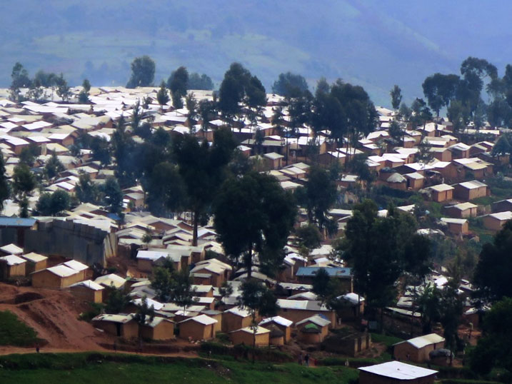 AbanyeKongo bacumbikiwe muri iyi nkambi ya Kiziba barigaragambije bihitana umwe