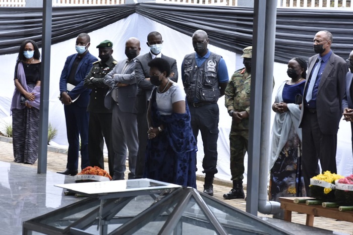 Amb. Nyirahabimana avuga ko abari bihishe badashobora kumenya aho ababo bajugunywe uretse ababahigaga n'abatarahigwaga