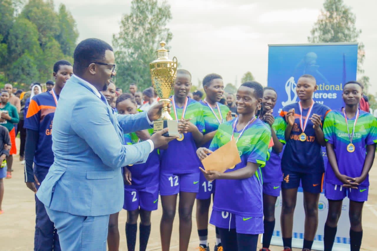 Kiziguro SS yashyikirijwe igikombe na Perezida wa FERWAHAND Alfred Twahirwa