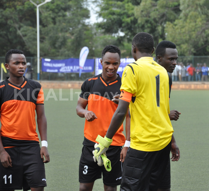 Muhire Kevin (wambaye 11),arahabwa ikaze na Bakame wamaze kugirwa Kapiteni