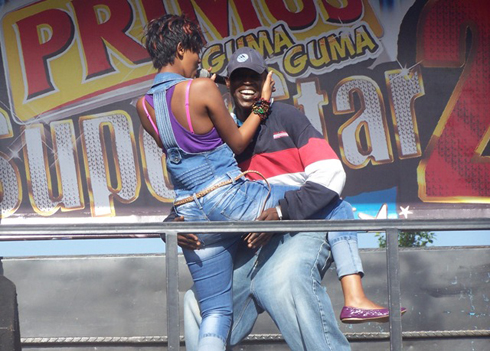 Knowless abyinana n'umwe mu bafana.