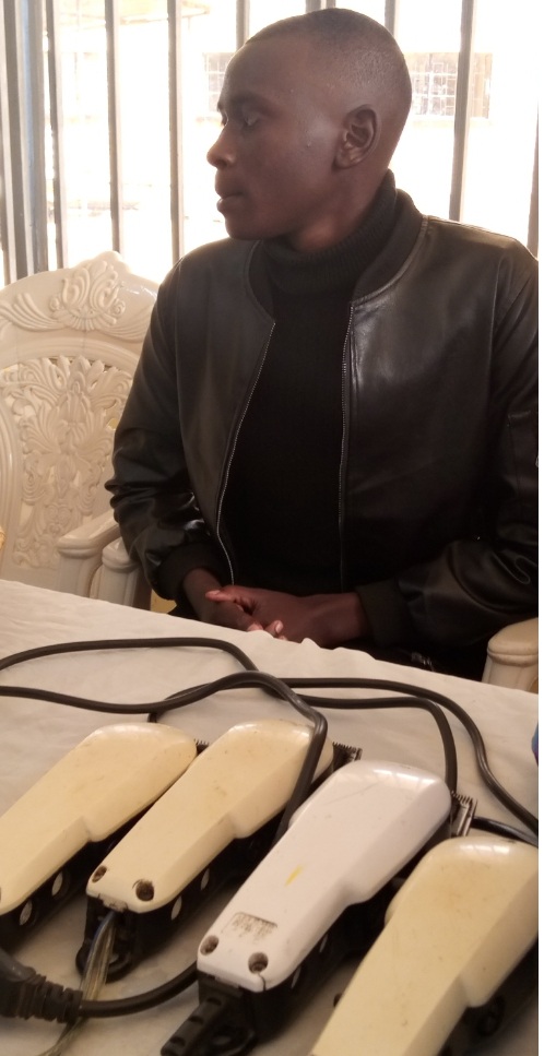 Niyomugabo ku myaka 19 yabashije kwigurira amashyamba 2 abikesha kogosha hanyuma akizigamira mu matsinda y'iterambere