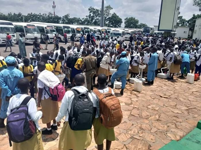 Hari ababyeyi bavuga ko bazagorwa no kohereza abana babo ku ishuri kubera ubukene