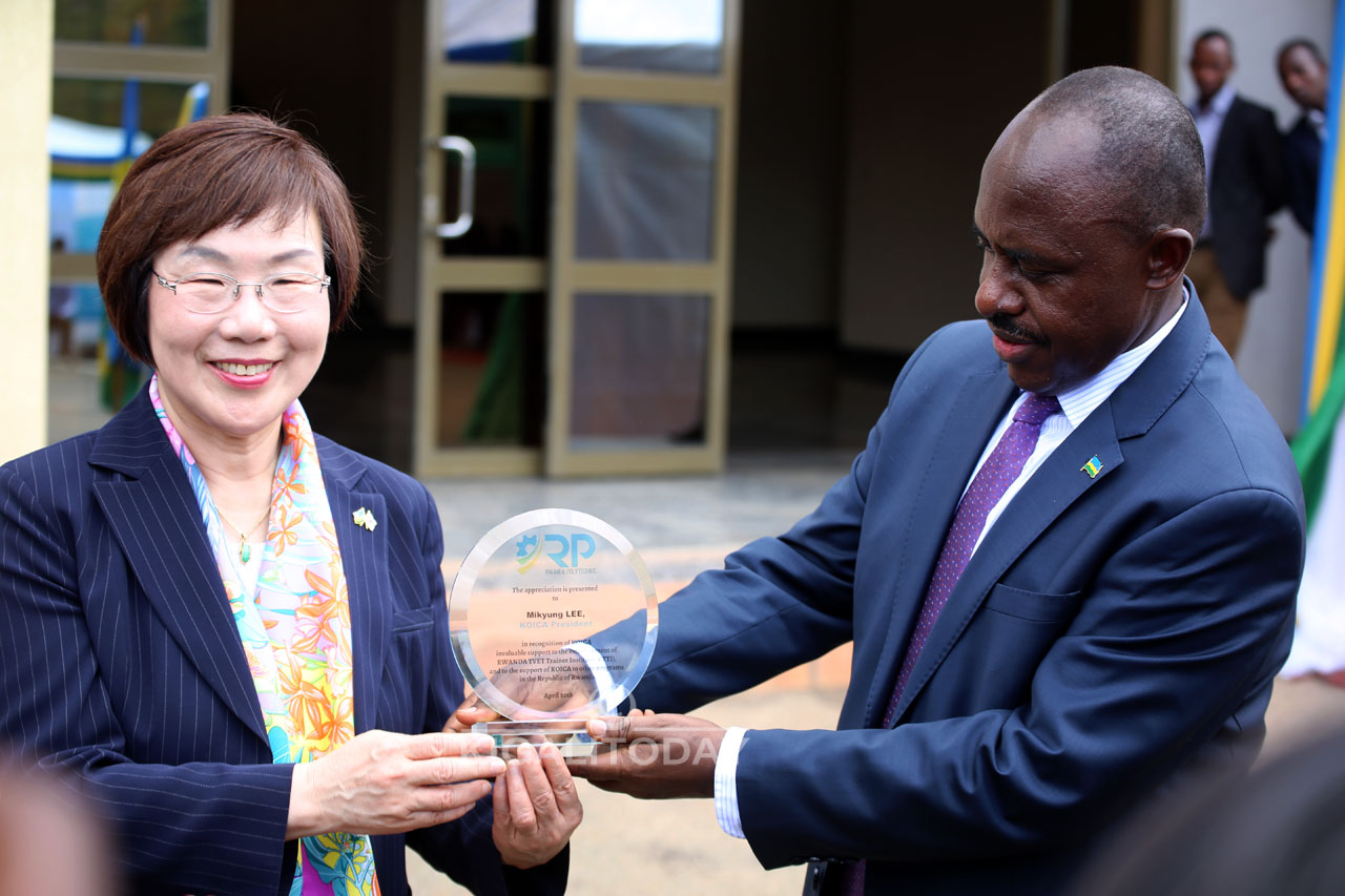 Min w'Uburezi Dr Mutimura Eugene yamushyikirije ikimenyetso cy'ishimwe kubera inkunga babateye