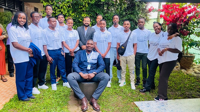 Niyomuvunyi (uwicaye) avuga ko mu gushakira abanyeshuri ishuri nta kiguzi babasaba