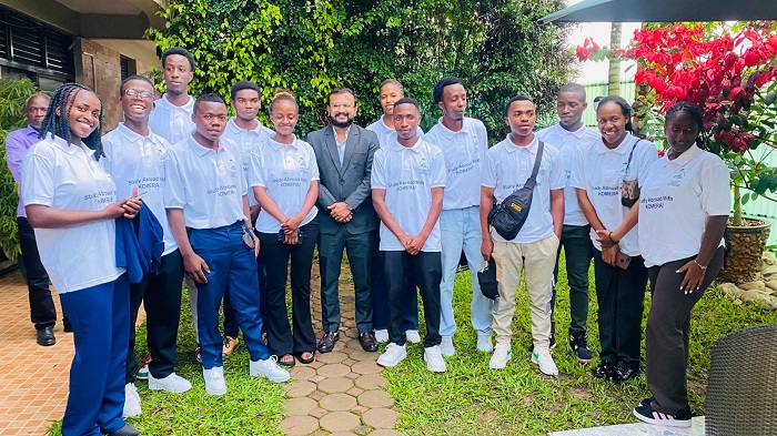 Abanyeshuri bitegura kujya kwiga muri Parul University bari kumwe na Pratik Rawal, umuyobozi wungirije mu biro bishinzwe abanyamahanga muri Parul