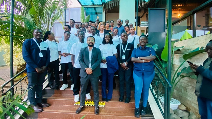 Ubuyobozi bwa Komera hamwe n'abanyeshuri n'ababyeyi b'abanyeshuri bitegura kujya kwiga mu Buhinde