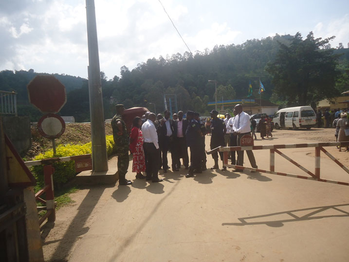 Komiseri Tusabe n'itsinda ayoboye basura umupaka wa Rusizi ya mbere.