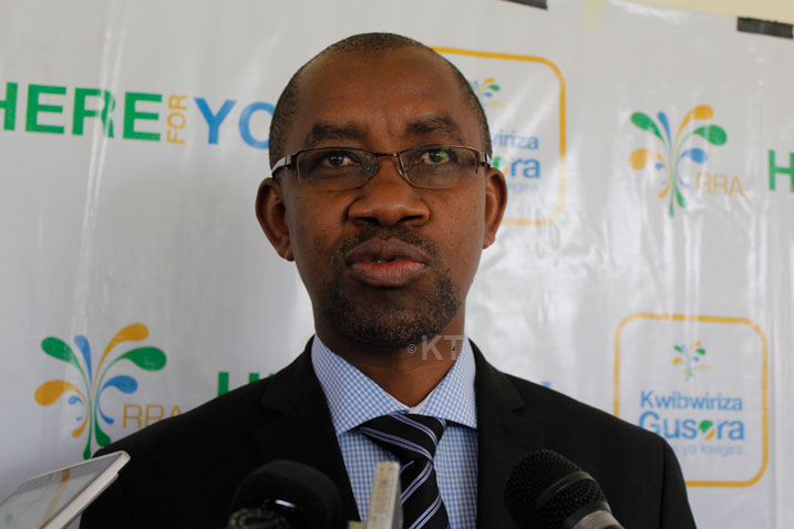 Komeseri Mukuru Wungirije wa RRA, Rugenintwari Pascal, avuga ko abaturage bacuruza ibikoresho by'ubwabatsi bakwiye kwiyandikisha nk'abacuruzi bemewe bakajya babisorera.