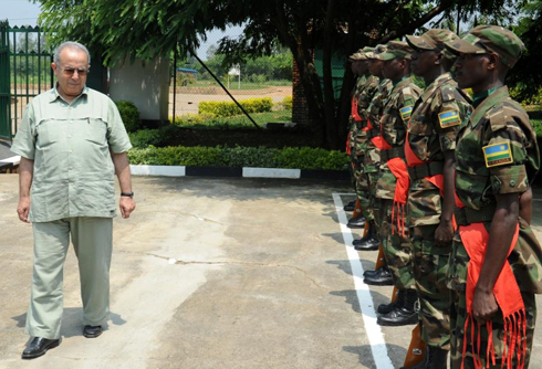 Ambasaderi Ramtane Lamamra asura ingabo mu ishuri rya gisirikare rya Gako.