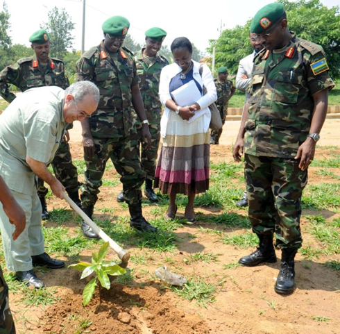 Ambasaderi Ramtane Lamamra atera igiti cy'urwibutso mu ishuri rya Gisirikare rya Gako.