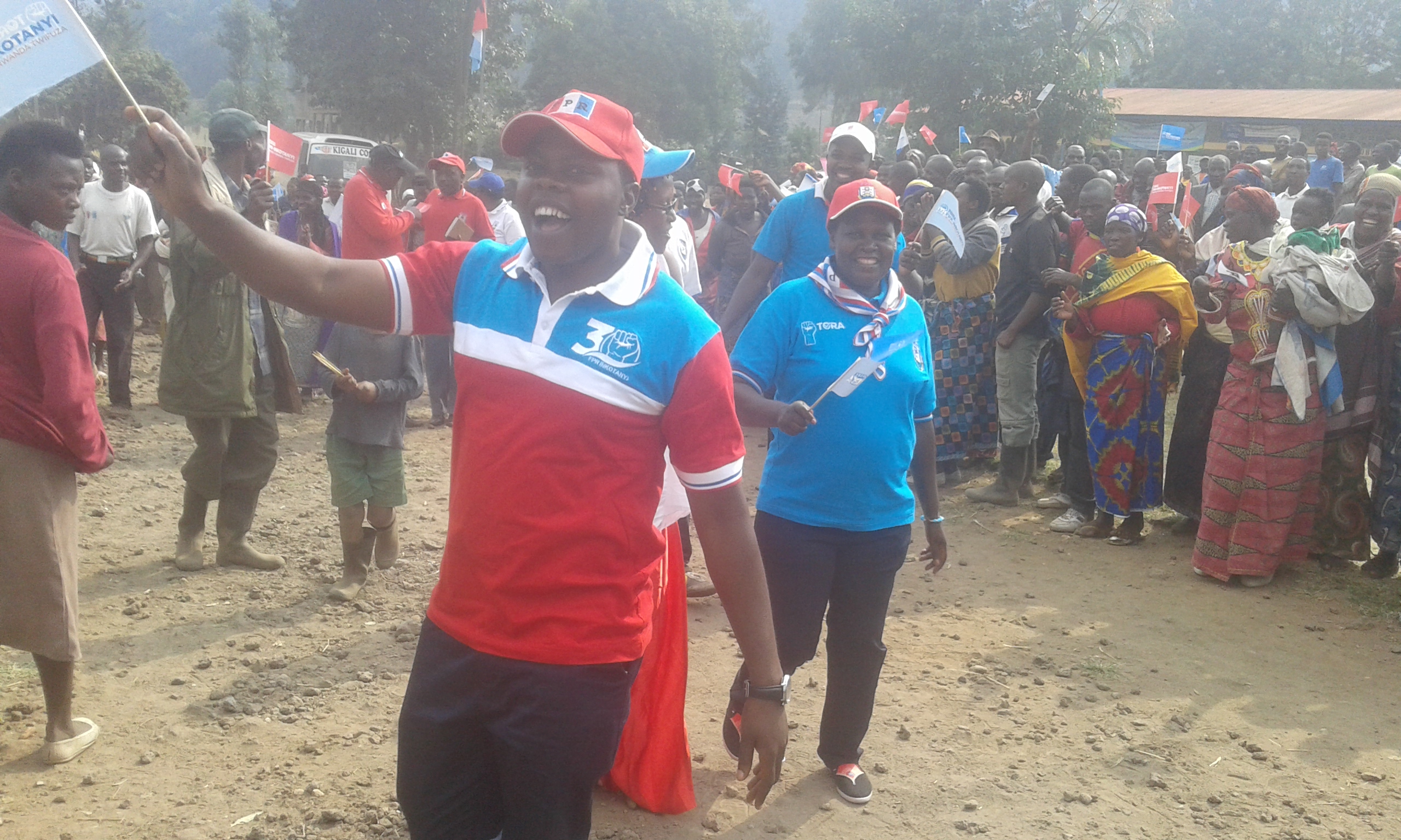 Komiseri Utumatwishima Abdalah na Mpembyemungu Winifride bashimira abaturage uko babakiriye