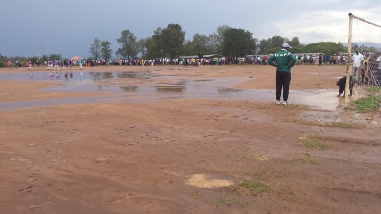 Komiseri w'umukino yirebera uburyo ikibuga cyuzuye ikizima