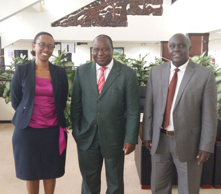 Mboweni (hagati) yari muri Kigali mu nama mpuzamahanga.