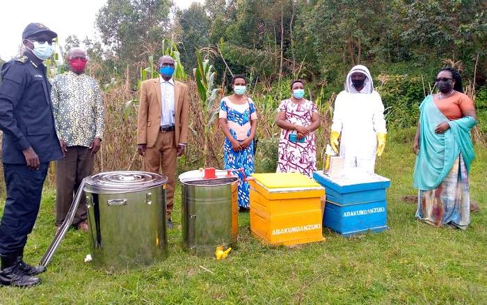 Koperative y'Abavumvu ikorera mu Murenge wa Rugarama yahawe imitiba ya kijyambere igiye kubafasha kongera umusaruro w'ubuki