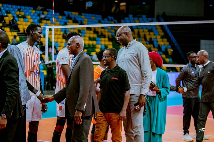 Abarimo Umuyobozi wa Kigali Today yateye inkunga iri rushanwa, Charles Kanamugire (hagati) basuhuza abakinnyi mbere y'umukino wa nyuma w'abagabo