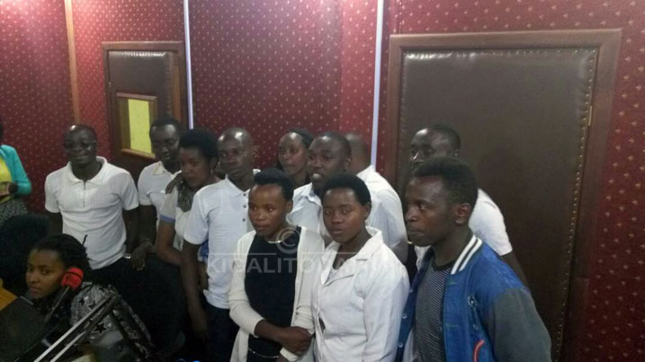Abagize ihuriro ry'Abakunzi na KT Radio batemberejwe muri studio ya KT Radio 