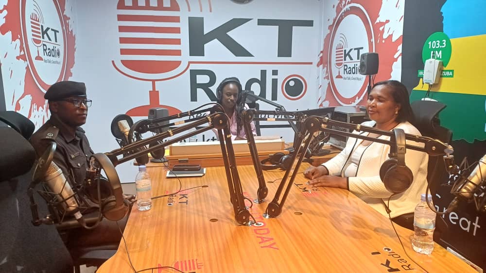 Aurelie Gahongayire (iburyo) na SP Daniel Rafiki Kabanguka (ibumoso) bari mu kiganiro kuri KT Radio