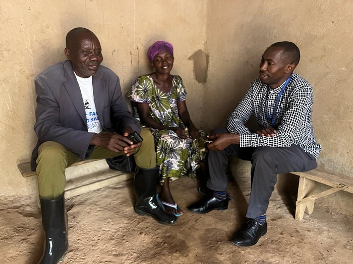 Umunyamakuru wa Kigali Today, Simon Kamuzinzi, aganira na bamwe mu bashima Mvura Nkuvure mu Bugesera