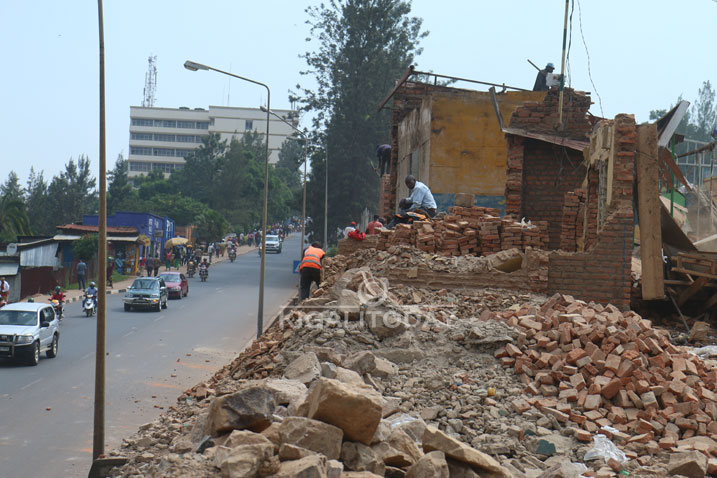 Aha hahoze isoko rya Nyabugogo hari gusenywa kugira ngo hazagurirwemo umuhanda.
