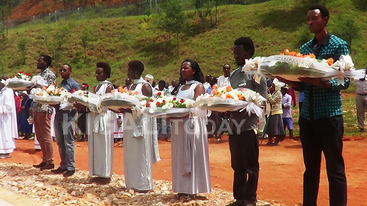 Mbere y'ibiganiro byo muri gahunda yo kwibuka habanje gushyira indabo ku mva z'abapadiri bishwe muri Jenoside i Kabgayi. 
