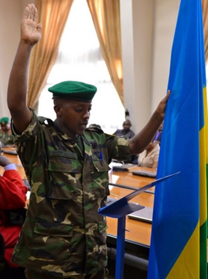 Umwe mu basirikare barahiriye kuzuzuza inshingano zabo mu butabera bwa gisirikare.