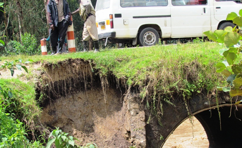 Ku kiraro cy'umugezi wa Nyamukongoro umuhanda Mukamira-Ngororero unyuraho hagiye hangirika ahandi haracika.