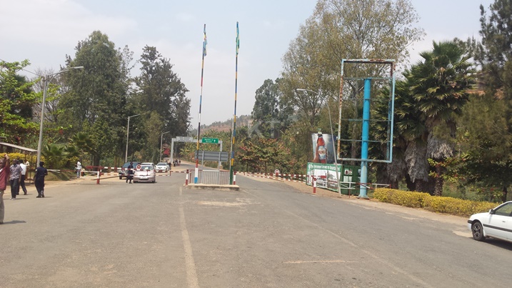 Ku mupaka abantu bambuka ari bake cyane.