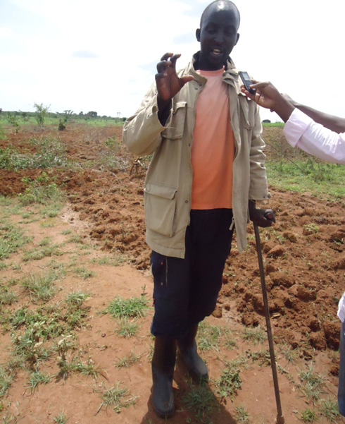 Afite insimburangingo mu kuguru.