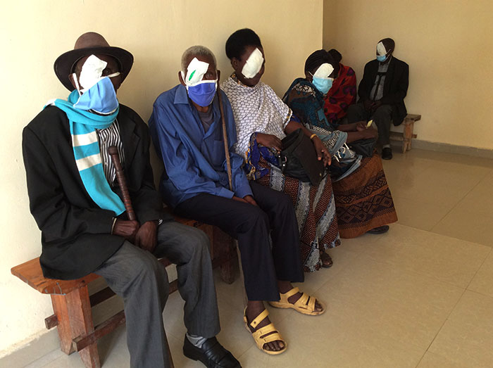 Abasaza bamaze umunsi umwe babazwe bitegura gupfukurwa