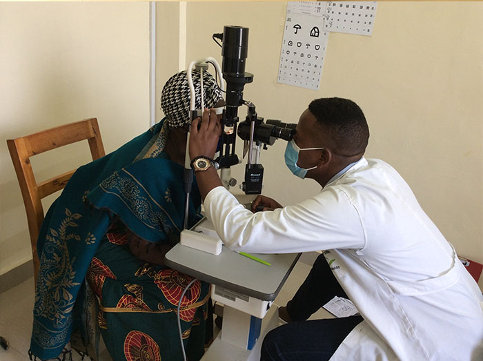 Hongera gupimwa niba ijisho nta kibazo rifite mbere yo gushyiramo imiti ivura igisebe